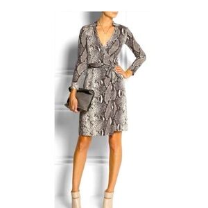 Diane Von Furstenburg Silk Jeanne Wrap Dress in Gray Python Print Size 2